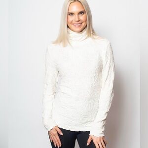 Snoskins textured turtleneck, Ski Snowboarding layer top cream color size L, NWT